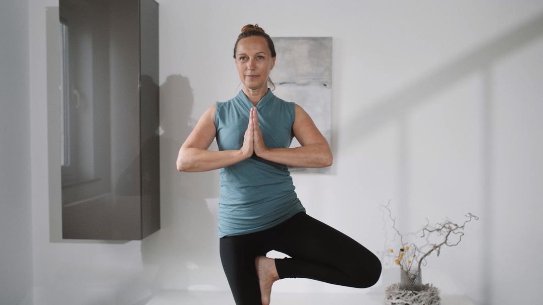 Gabriele im Yoga-Studio