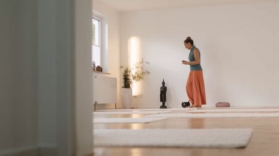 Gabriele im Yoga-Studio